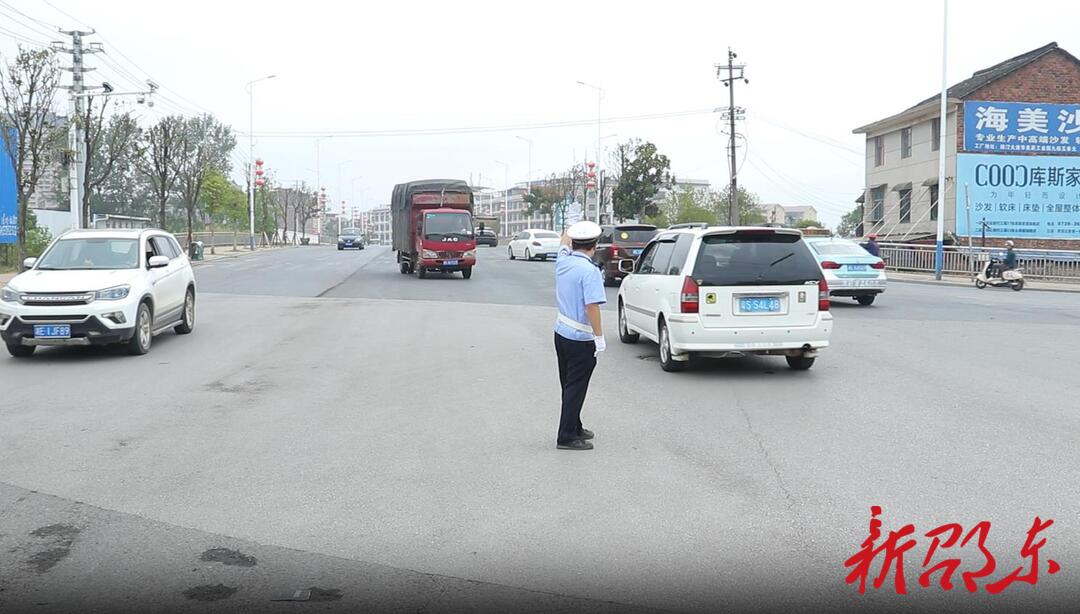 邵东交警：全员上岗  筑牢双节期间交通安全防线