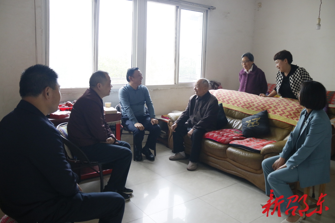 周玉凡走访慰问离休老干部