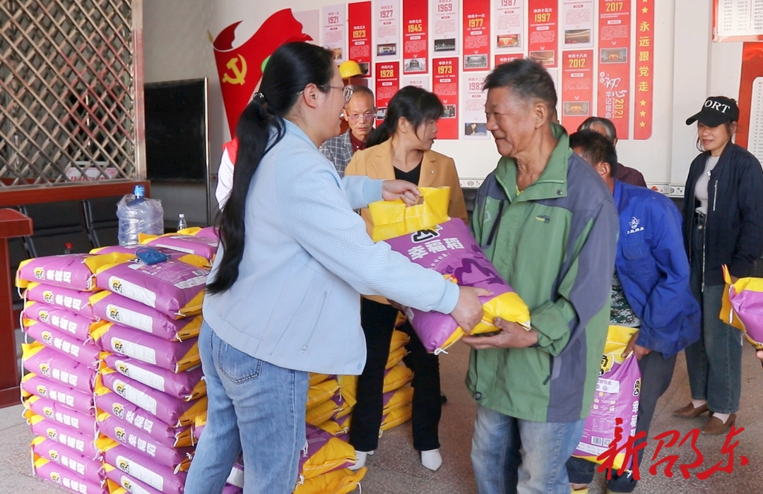 爱心企业到流泽镇新爱村开展慰问活动