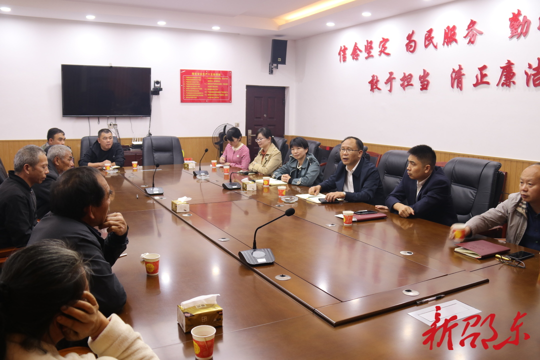 罗健康到火厂坪镇开展宣讲并下沉接访