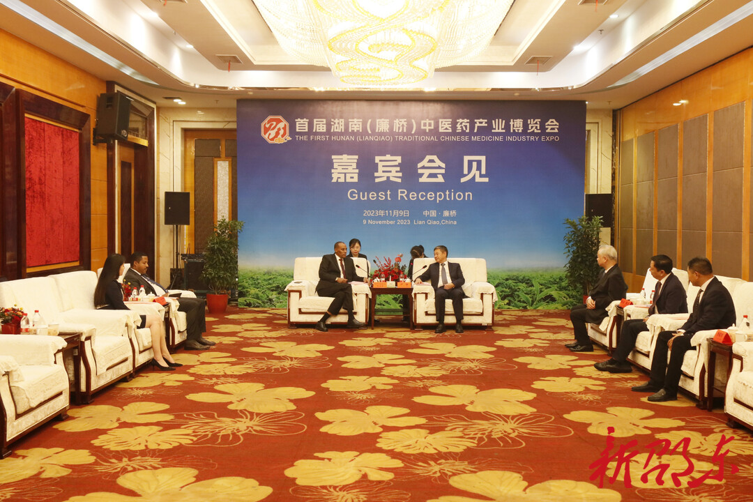 严华会见埃塞俄比亚驻华大使馆副馆长德瓦诺一行