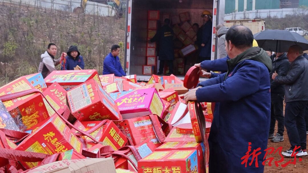 邵东市集中销毁1.3万件非法经营储存烟花爆竹  价值百万元
