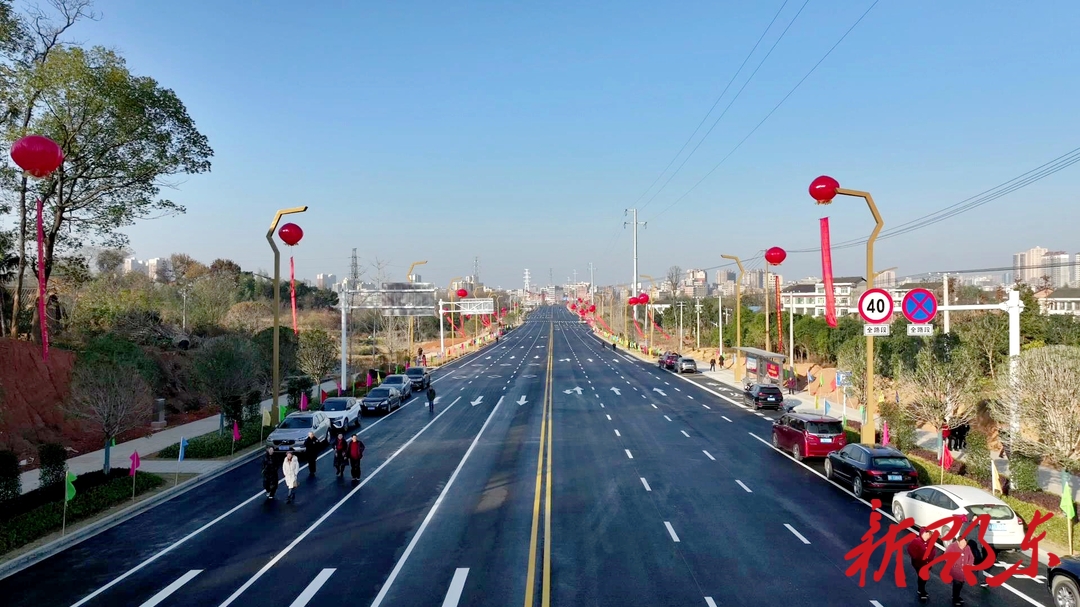 乡贤捐资修路建校 干群纷纷为其点赞
