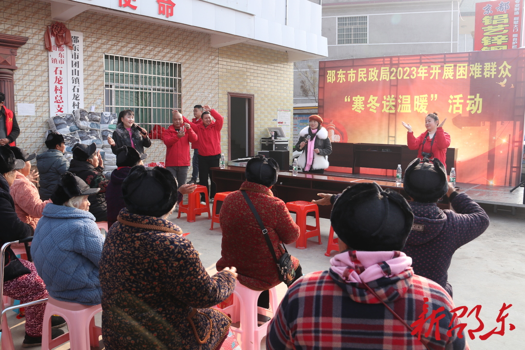 邵东市民政局到团山镇开展“寒冬送温暖”活动