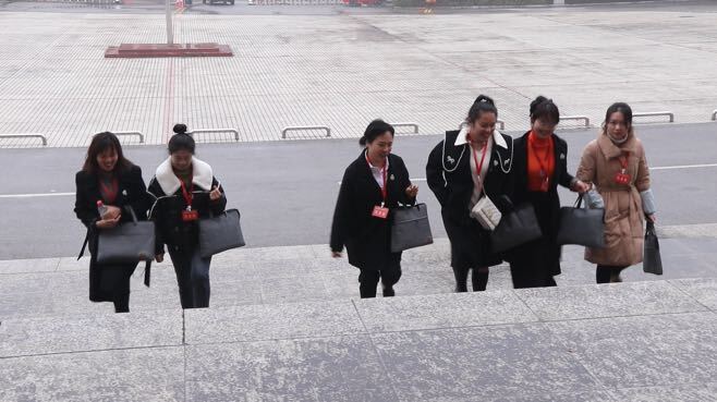 邵东市第二次妇代会明天开幕 与会代表向大会报到