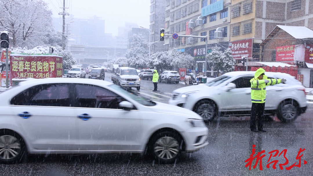 邵东迎来今年初雪  交警抗雪保畅在行动