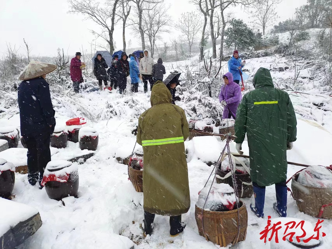 邵东市界岭镇峰华村：冒雪施工，顺利完成迁坟工作