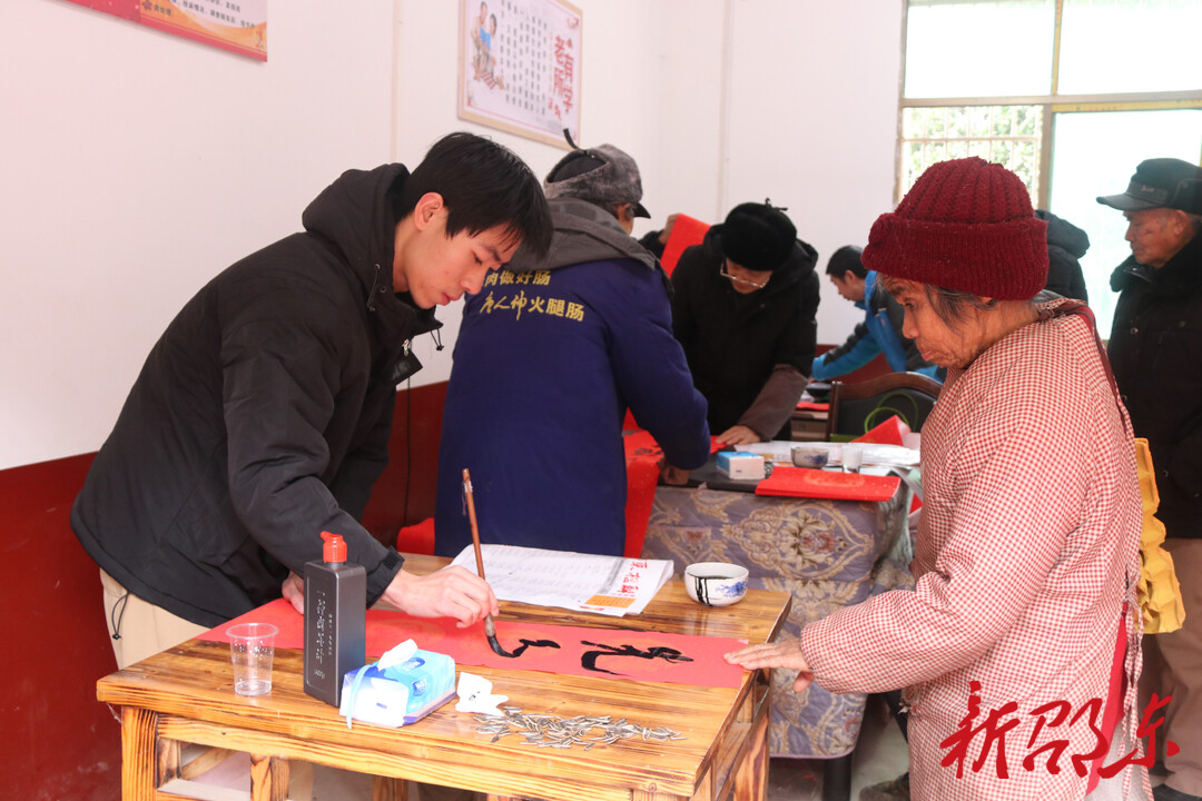 新春走基层 | “春联送万家”活动走进羊家冲村 墨宝飘香暖民心