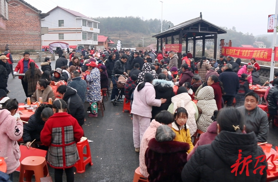 新春走基层|邵东市九龙岭镇白鹤村：打糍粑  吃邻里宴 欢欢喜喜过小年