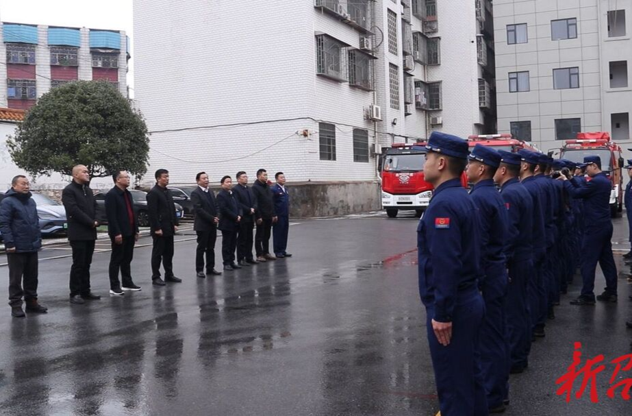 周玉凡带队走访慰问驻邵部队官兵和消防救援人员