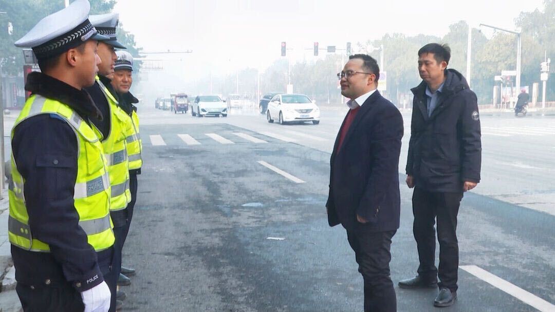 大年初一，陈业华、李佑军走访慰问一线工作人员