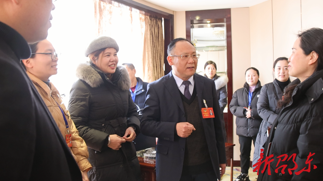 罗健康看望政协委员并参与小组讨论