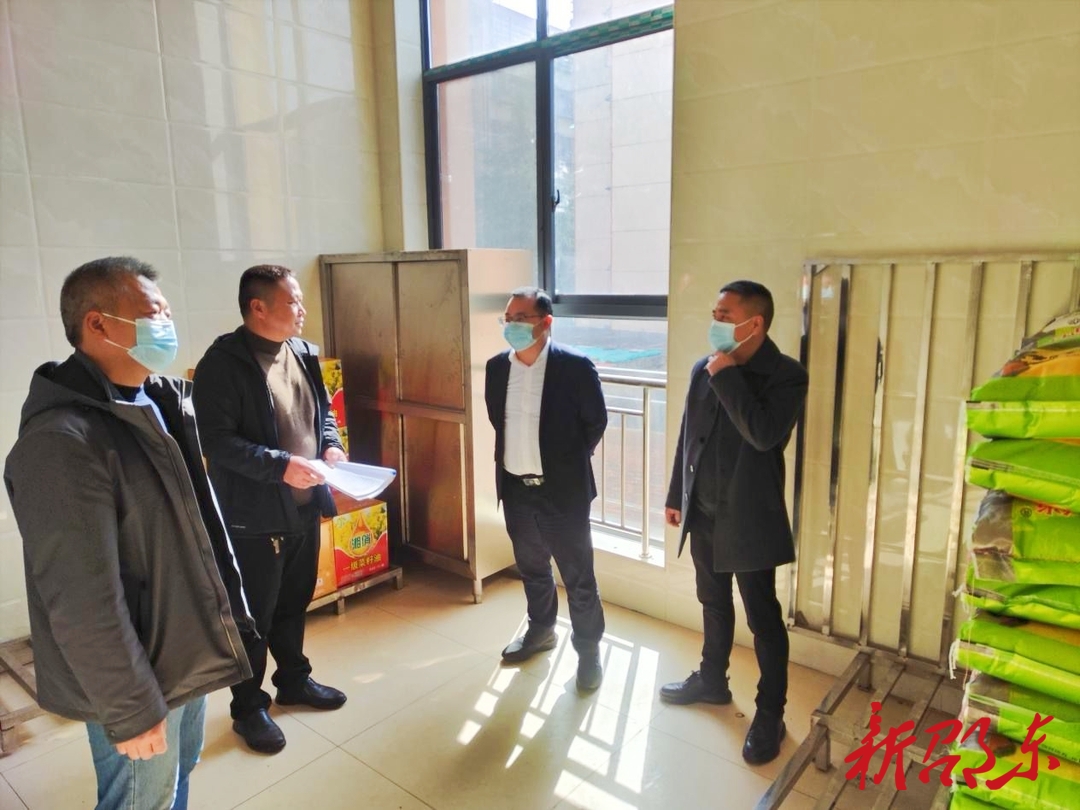 陈业华到城区四中、五完小督导校园食品安全工作