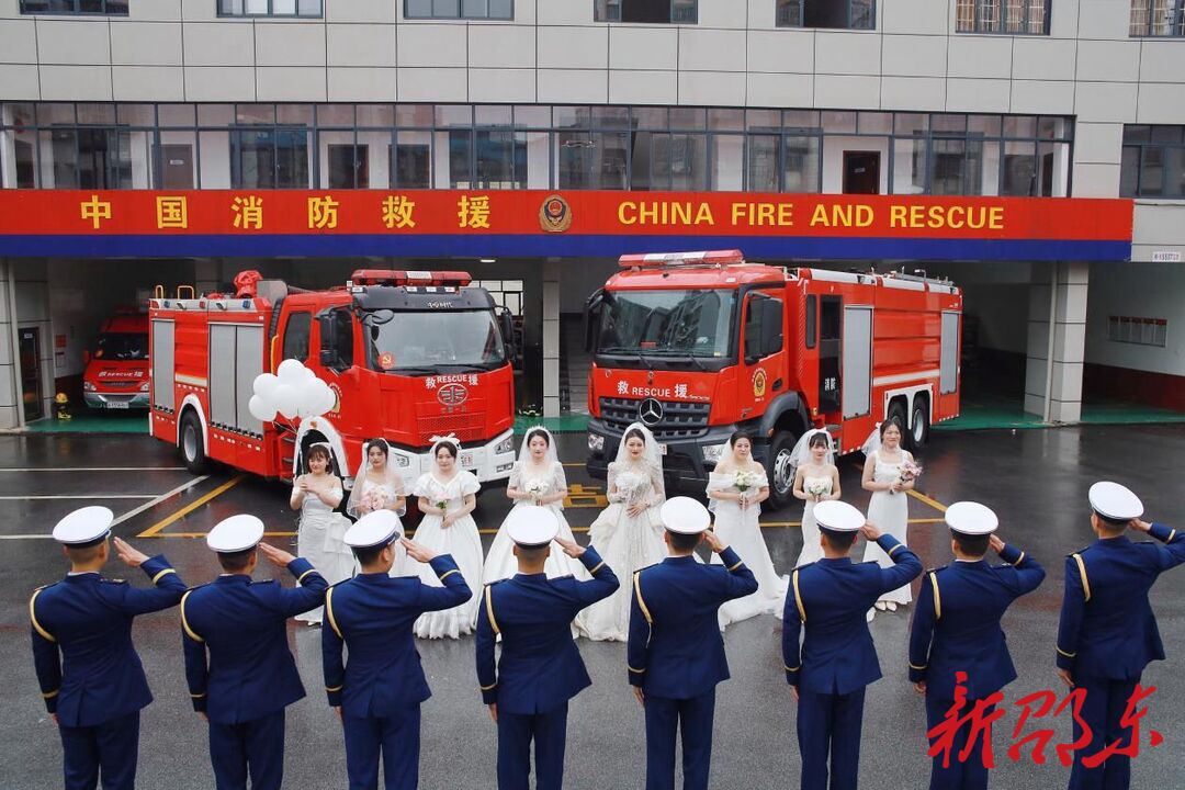 邵东消防：拍摄集体婚纱照  “火焰蓝”遇上“婚纱白”