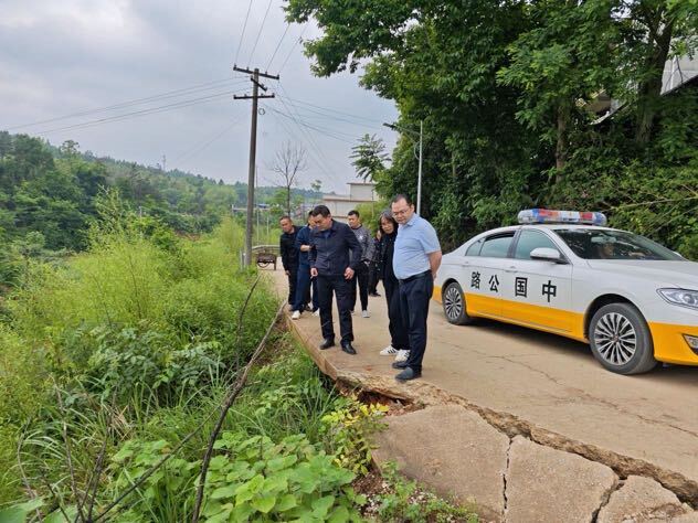 陈业华到佘田桥镇等乡镇督导道路交通安全