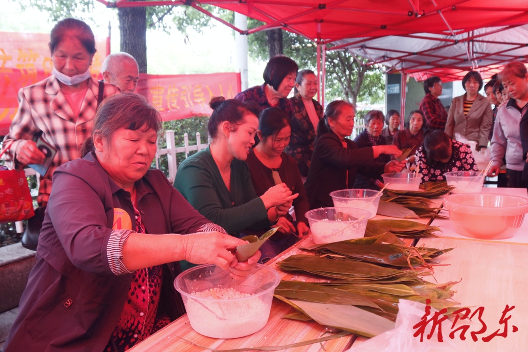 邵东市大禾塘街道福田社区：举行“浓情粽意迎端午”包粽子比赛