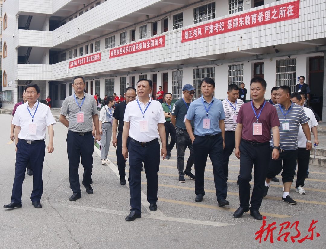 高考首日 周玉凡、李国军带队巡考