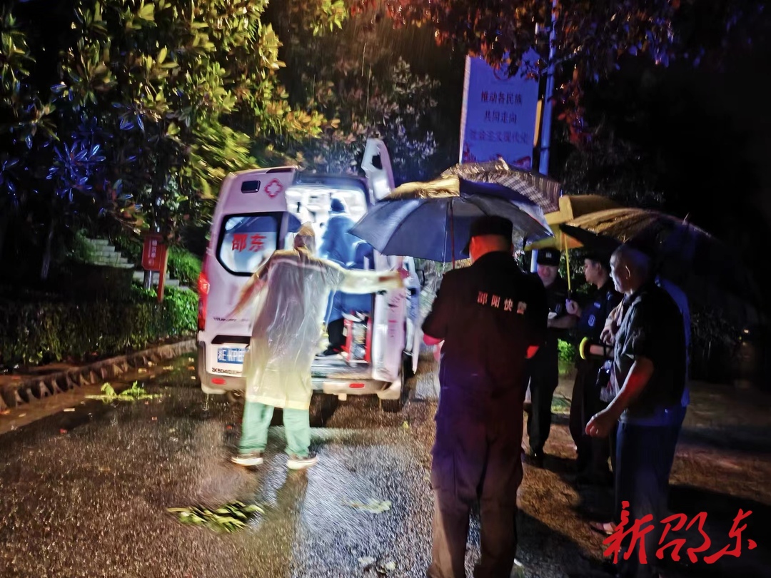 点赞！三名保安雨夜勇救轻生女子