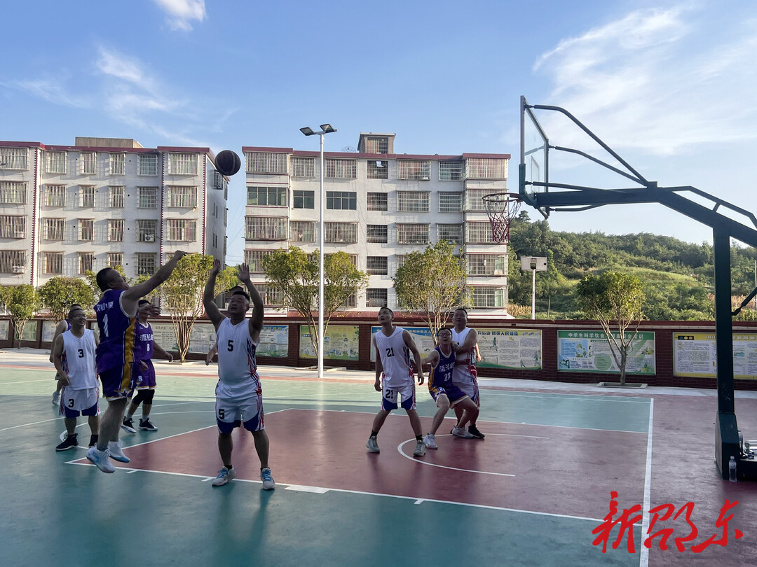 流光岭镇和佘田桥镇举行篮球友谊赛