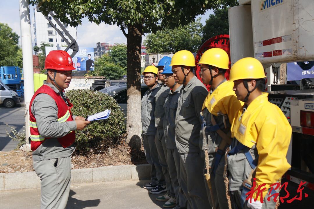 烈日下的坚守：以“汗不停”换“电不停”