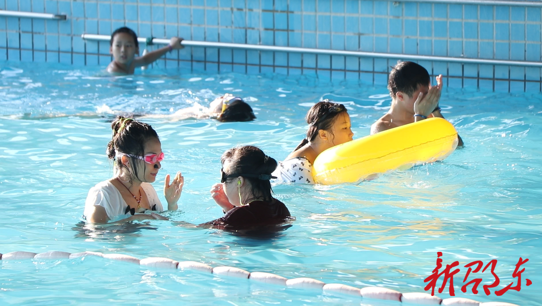 记者观察：高温“热”了游泳馆 游泳安全要谨记