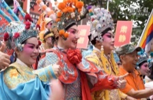 文化中国行|“洋网红”体验粤剧刀马旦