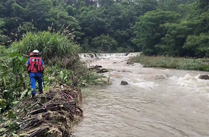那个把老百姓背在背上的年轻基层干部走了……