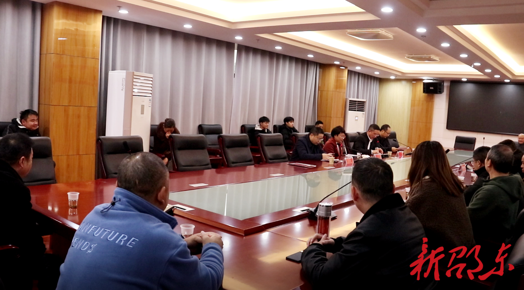 罗莉慰问《香罗带》剧组创作人员