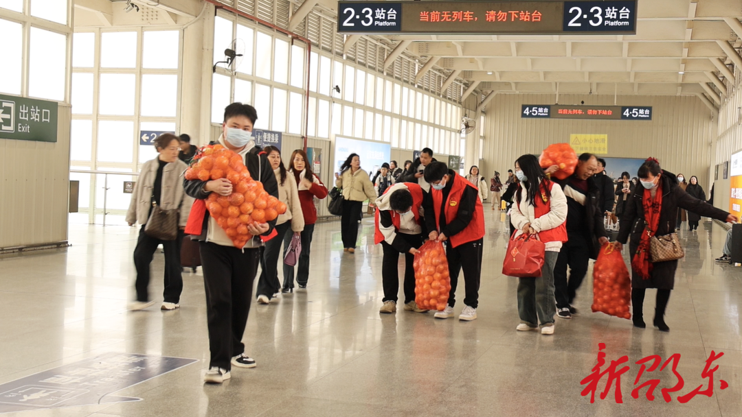 情满春运路 | 邵东市返乡大学生投身春运志愿服务 温暖旅客回家路