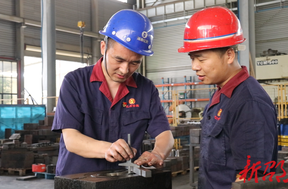 劳模风采| 李强：匠心铸就卓越 创新引领未来