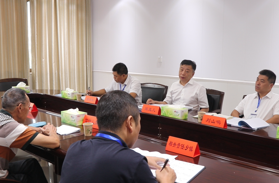 周玉凡接待来访群众