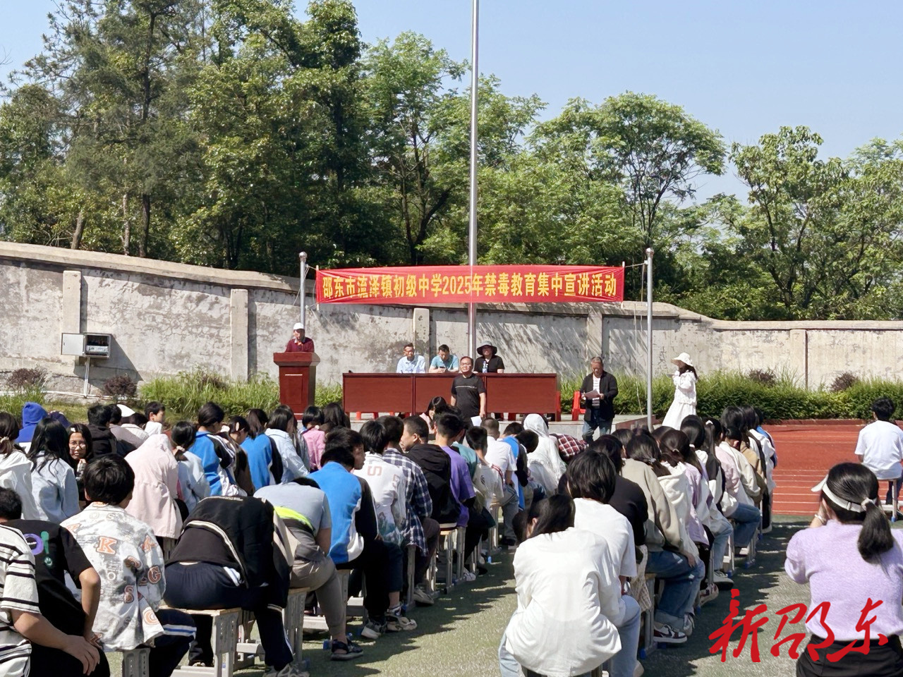 邵东市流泽镇“6.26”国际禁毒日：红马甲入户宣教 筑牢全民防毒网