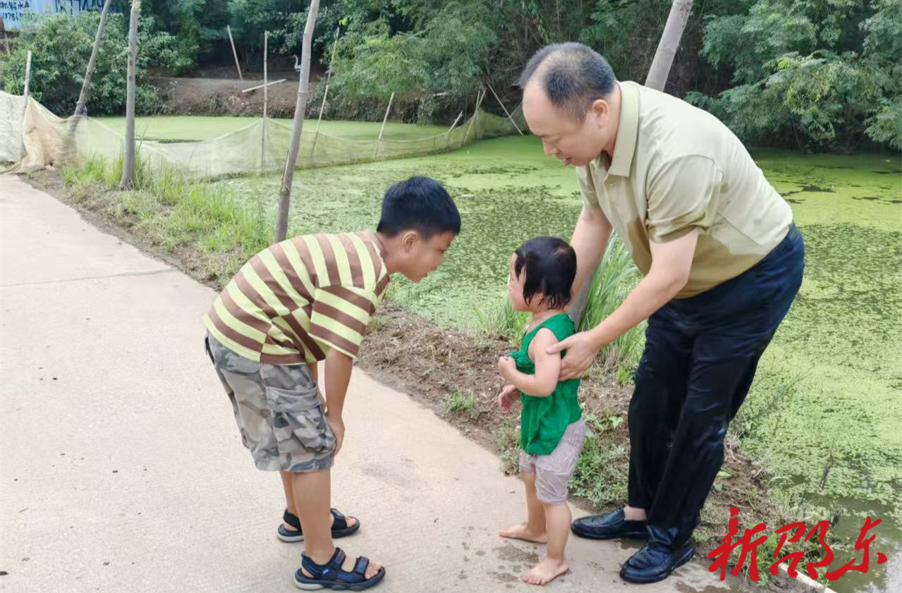 3岁女童落水遇险 热心路人奋力救起