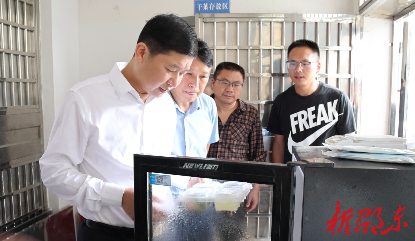 付凯军到流泽镇督导校园食品安全和企业安全生产工作