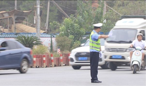 节日我在岗｜邵东交警坚守一线 织密“双节”平安交通网