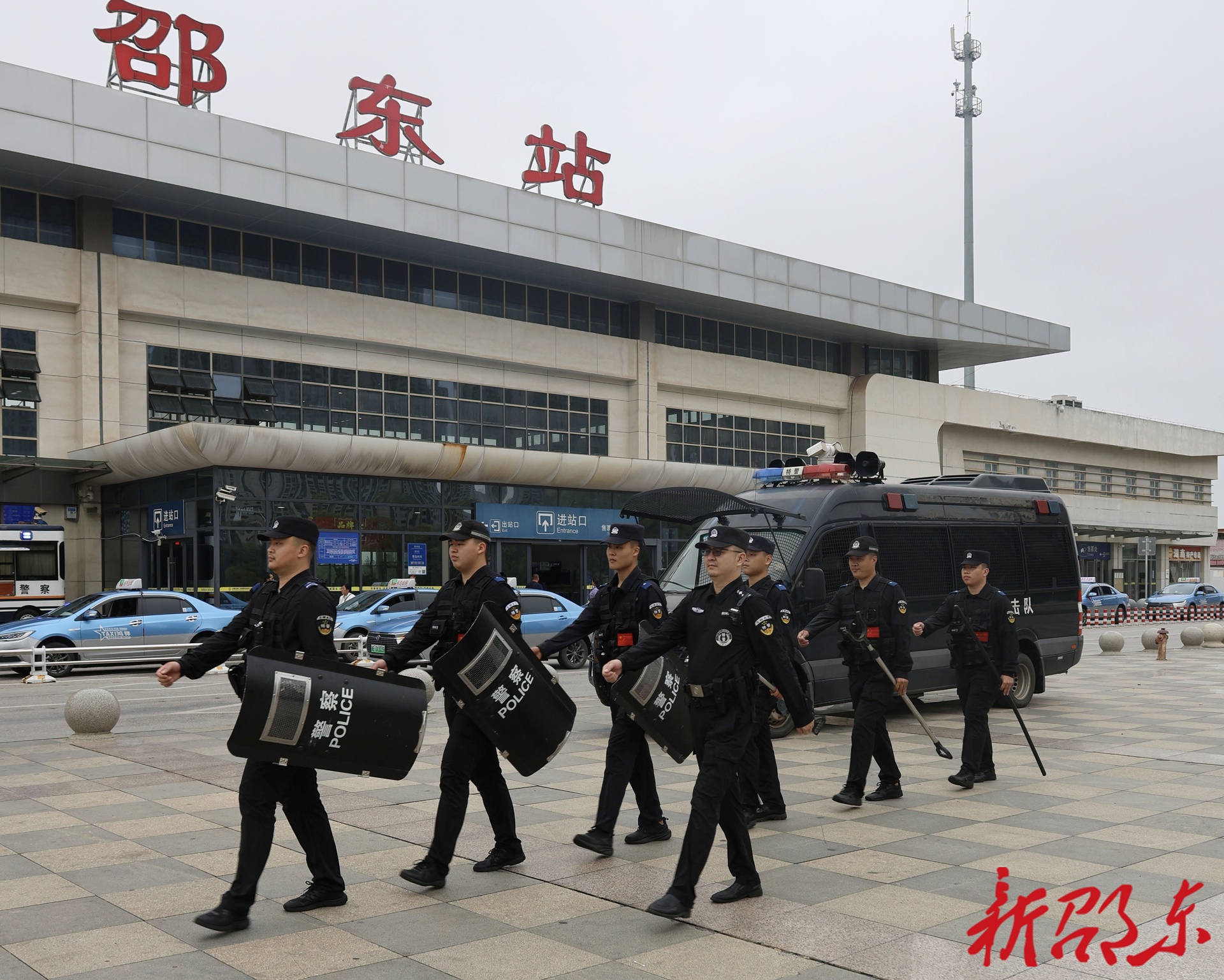 节日我在岗｜国庆“警”色浓：巡特警值守护平安暖人心