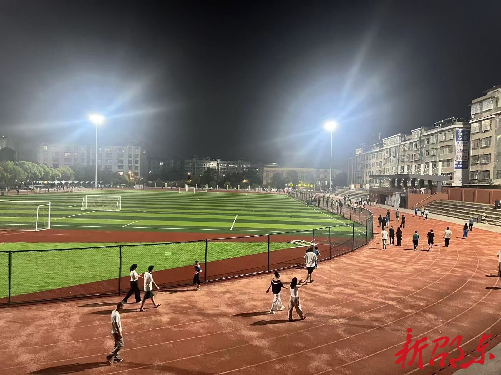 代表建议见成效  路灯照亮市民心 ——邵东市文旅广体局积极办理人大代表建议 解决市民夜间健身难题