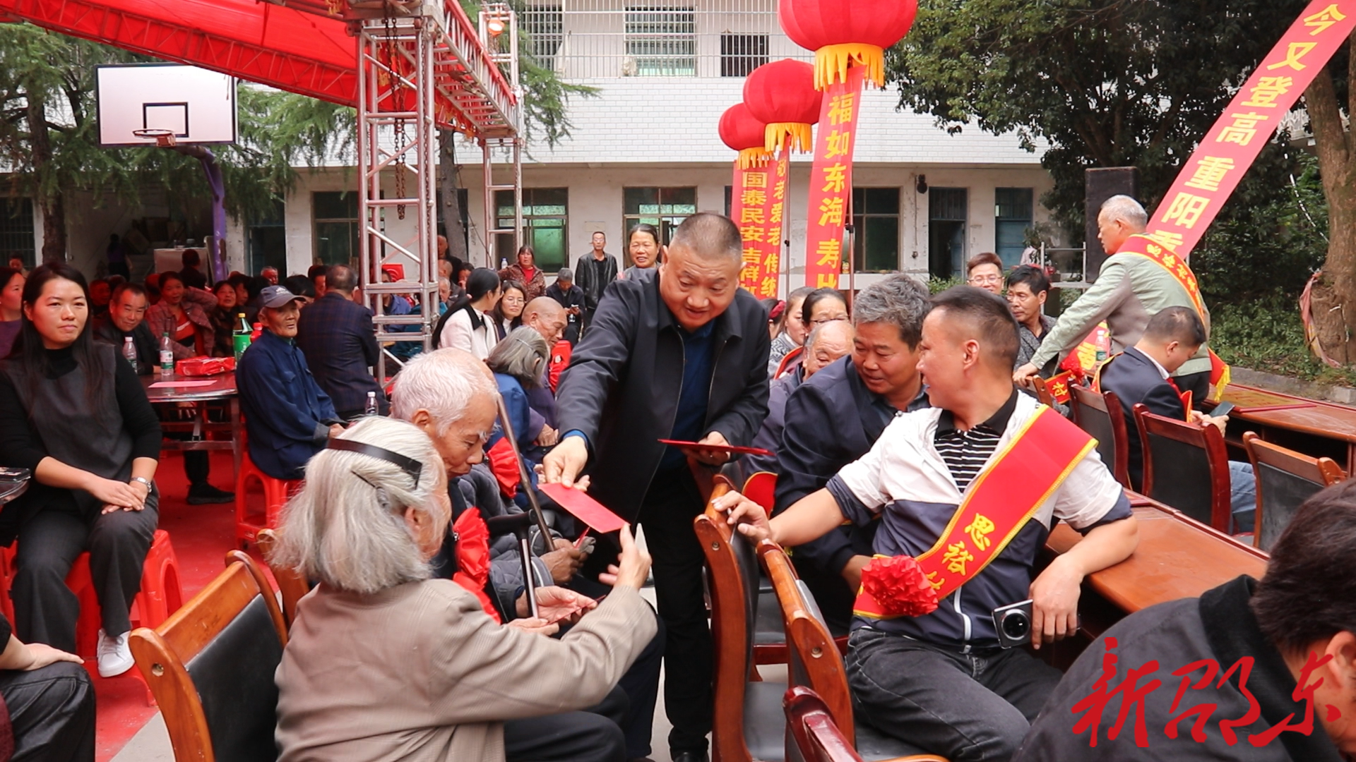 邵东市灵官殿镇思裕村：重阳宴暖金秋 敬老情促振兴