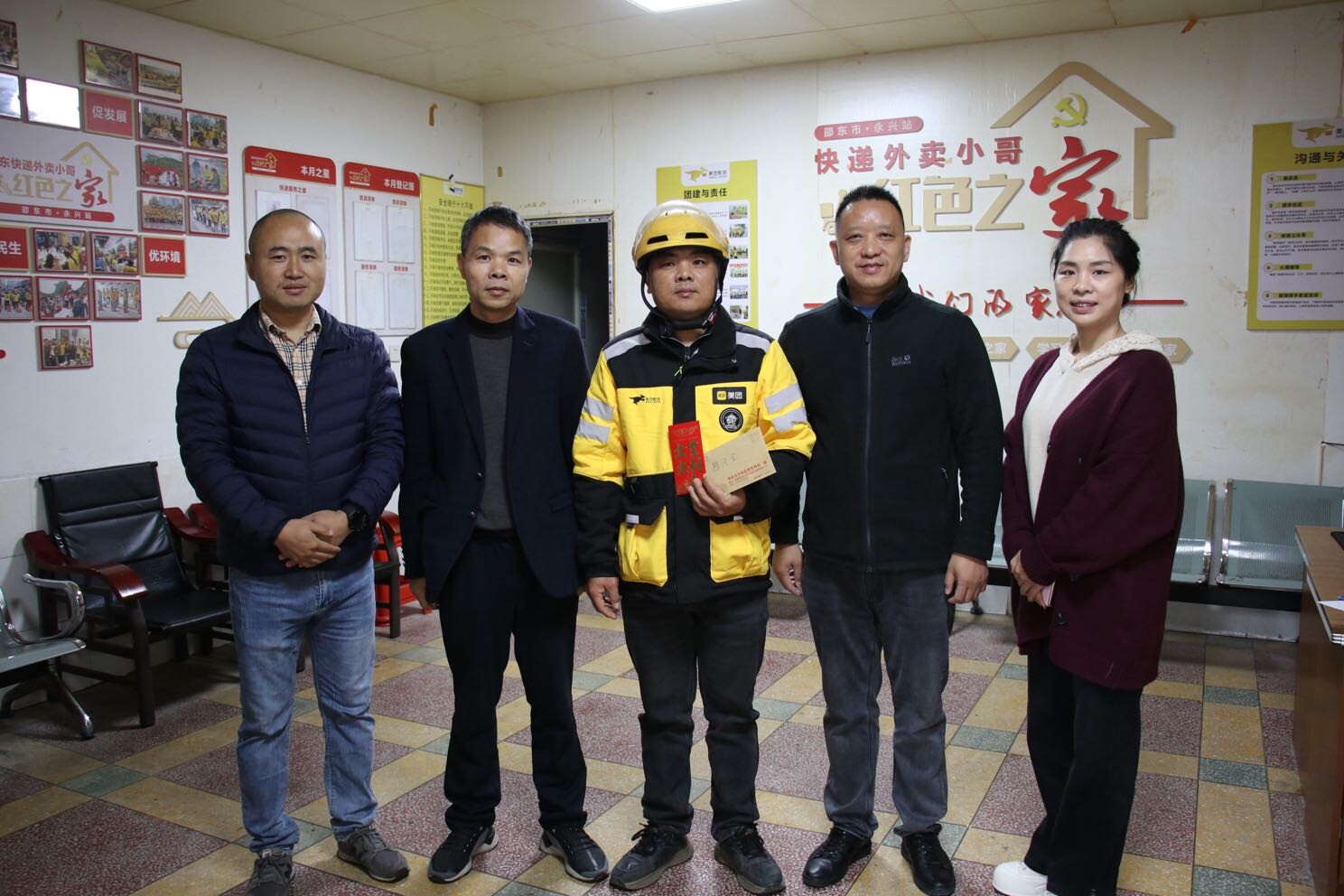 致敬英雄！邵东市慰问冲进起火车辆救人的外卖小哥 