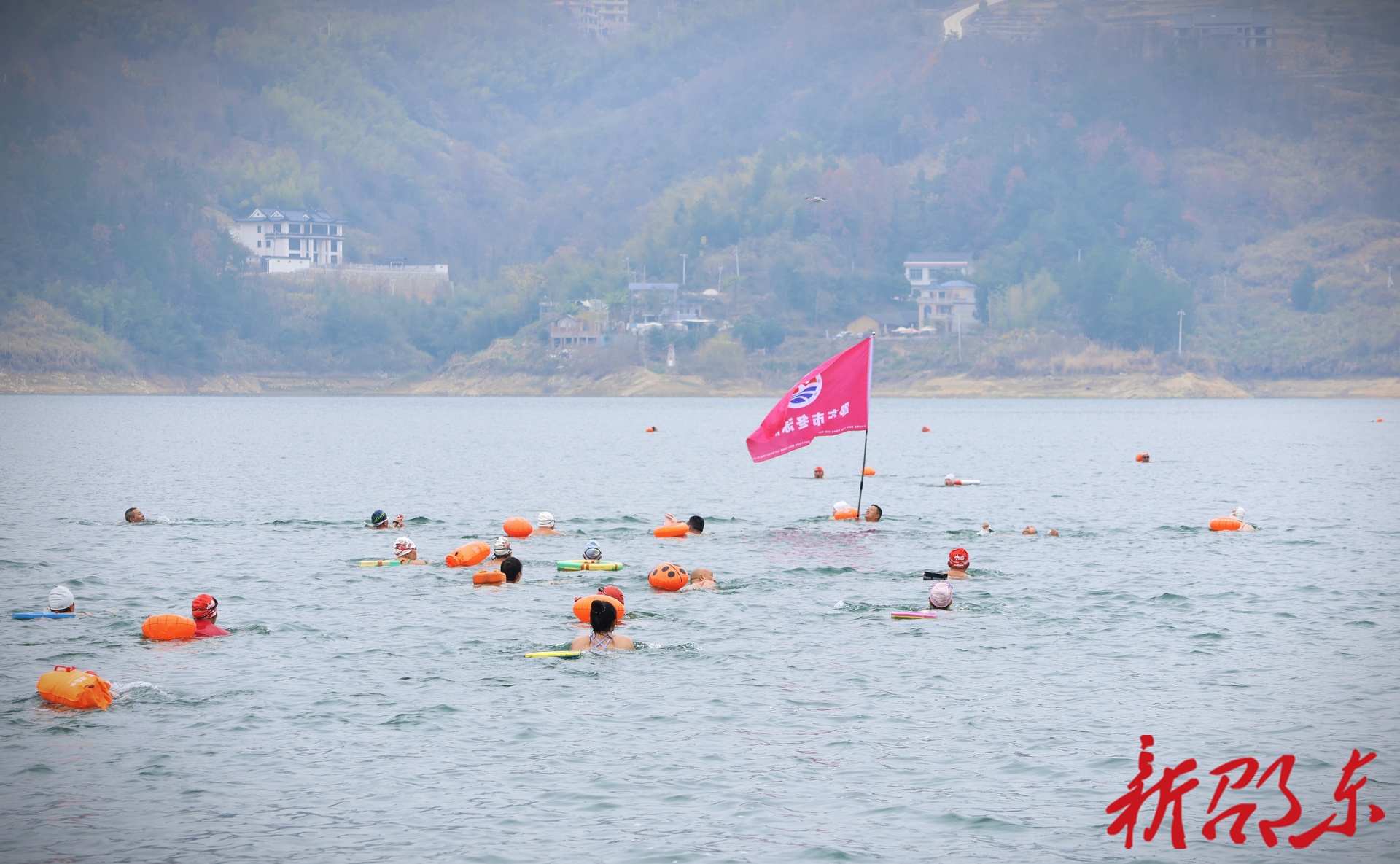 邵东百名冬泳爱好者挑战冬至寒潮