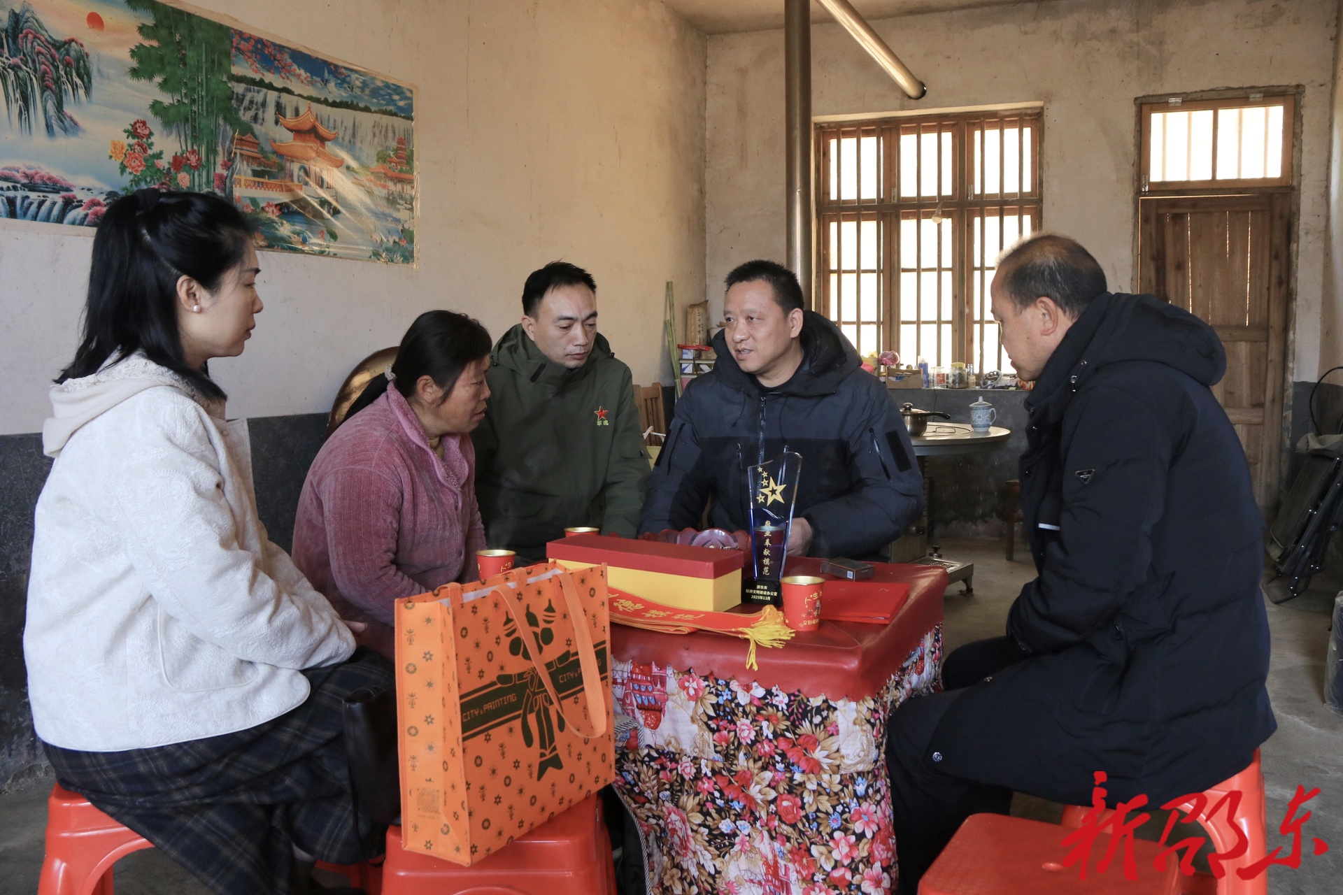 邵东市委宣传部走访慰问第三届道德模范