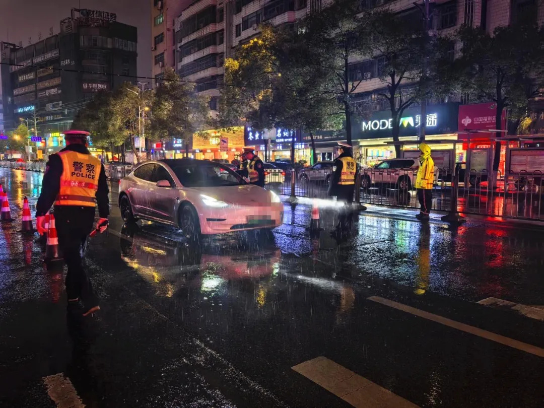 “双线”排查！邵东公安开展联合夜间巡查行动