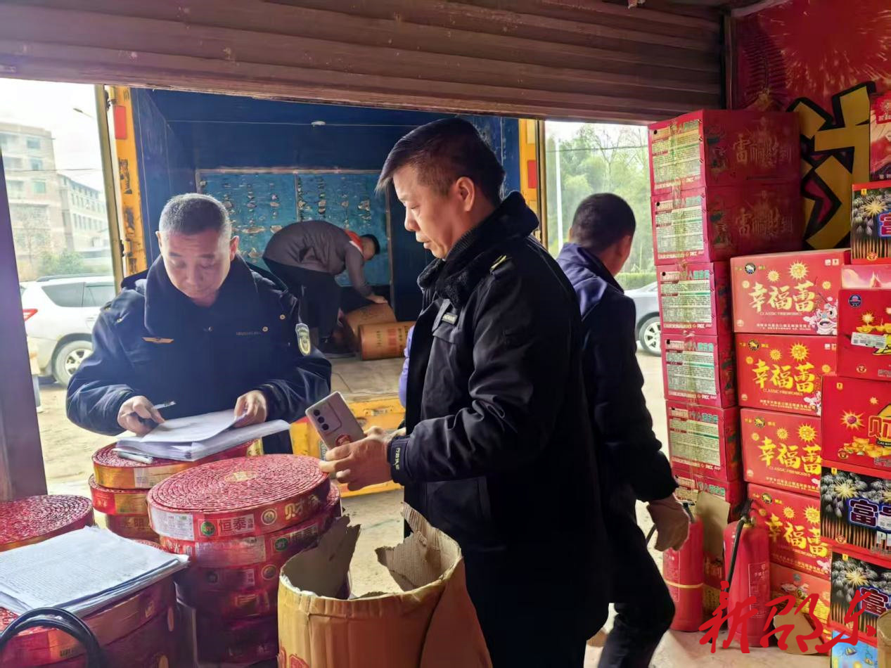 邵东市应急管理局查处一违规经营烟花爆竹店