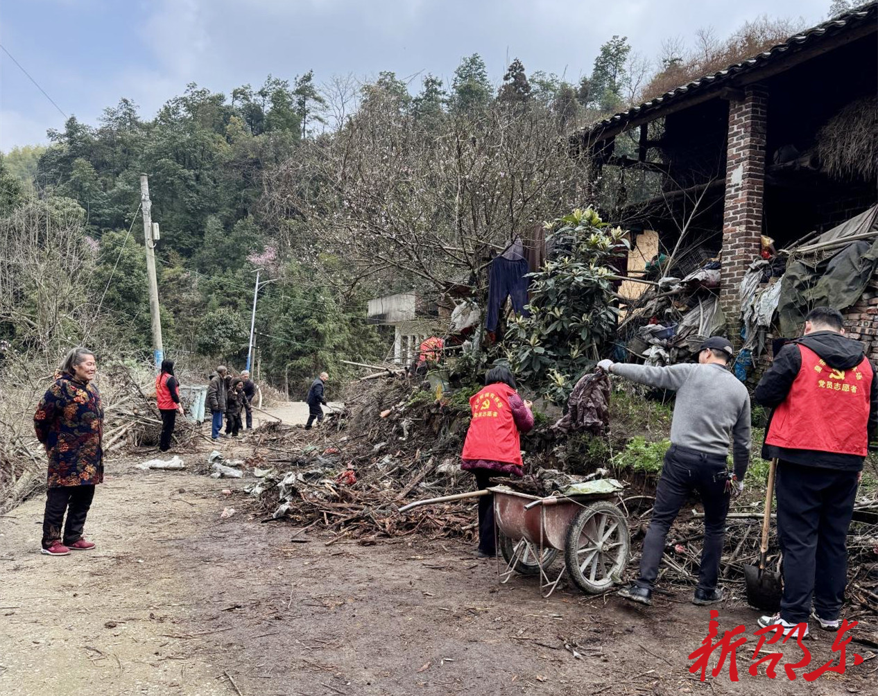 邵东市皇帝岭林场林江村：党员群众齐动手 清洁村庄焕新颜