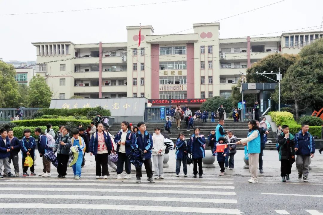 十年坚守！他们用爱心守护平安上学路
