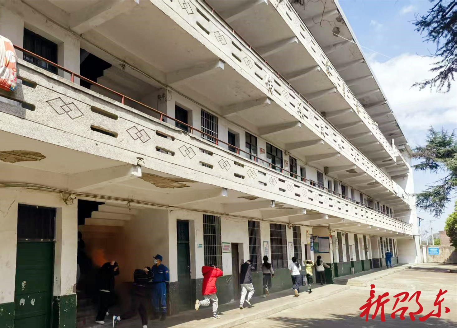 邵东市范家山中学开展地震应急疏散演练