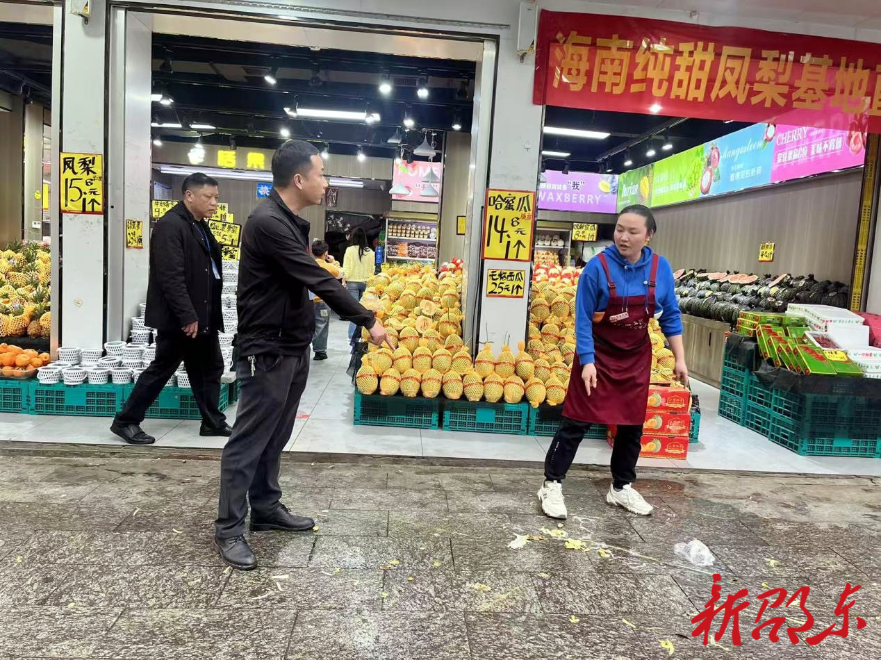 邵东市环卫中心开展市容环境专项劝导 携手商户守护城市“高颜值”