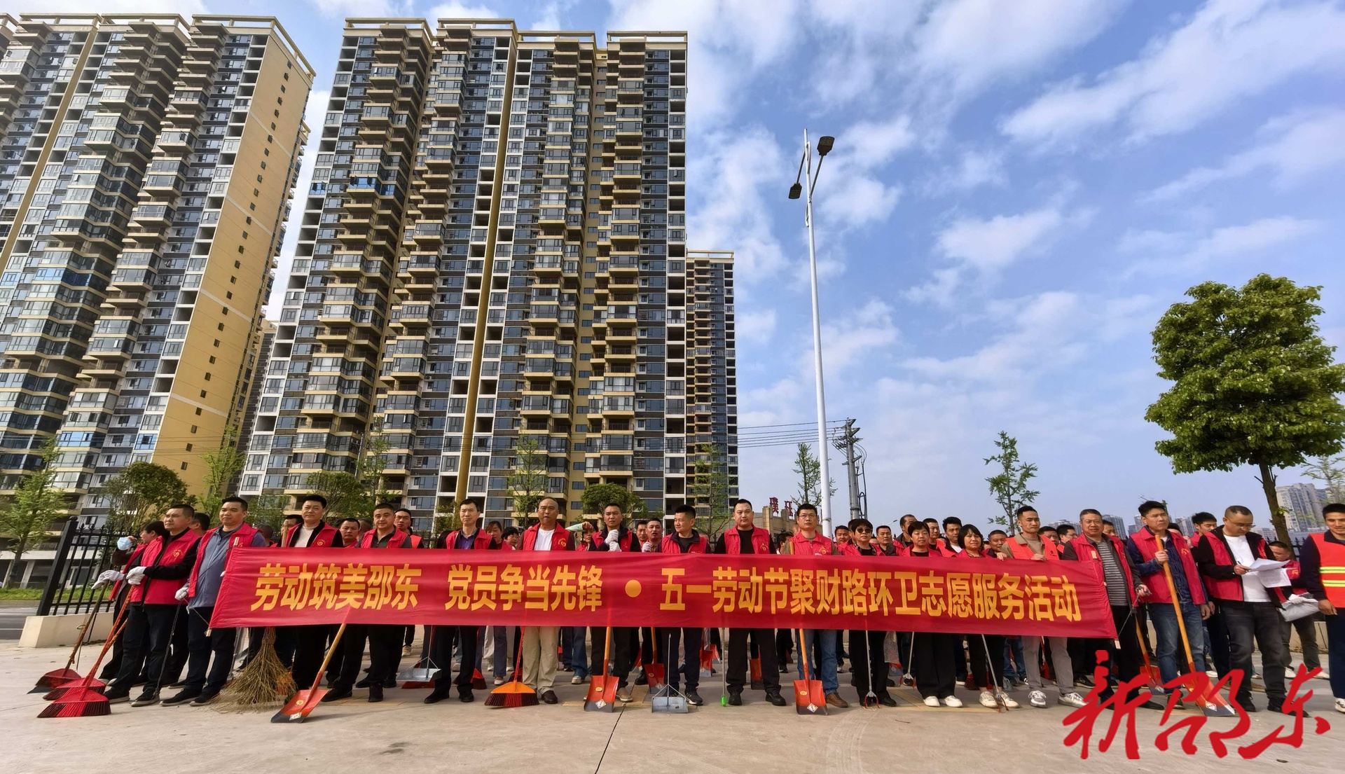 邵东市环卫中心开展五一节前环境卫生清扫活动