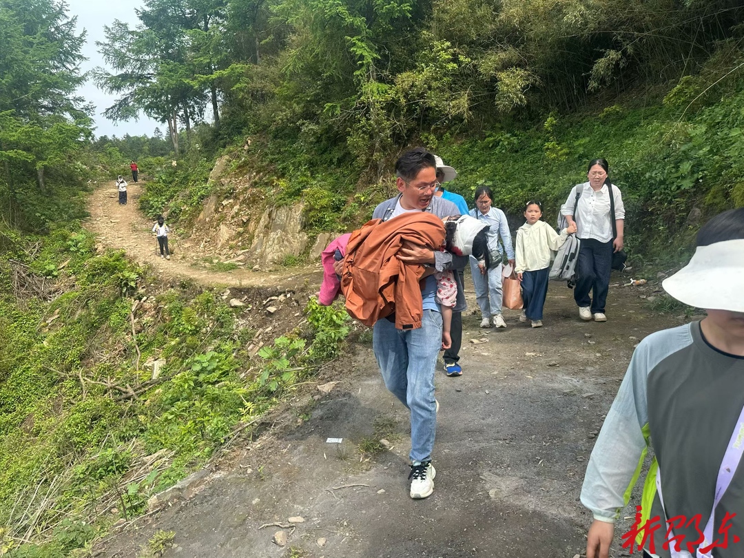 邵东干群登山救人显担当 家属送锦旗致谢救命恩人