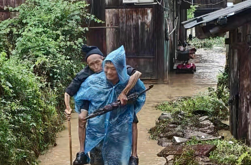 “车进不去，人必须进去！”——绥宁抗洪一线的生命接力与责任担当